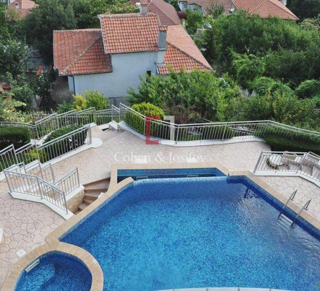 24_Overlooking pool